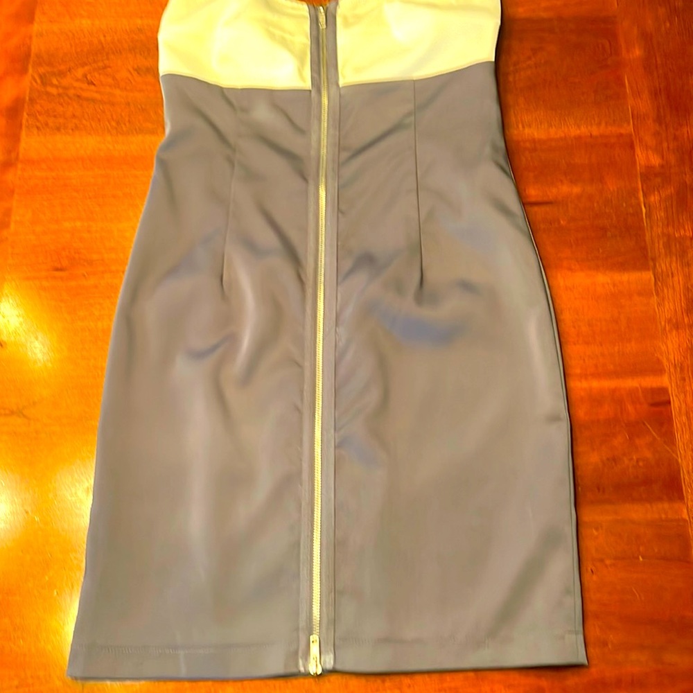 Cute strapless colorblock grey and white mini with the zipper!!  Size M, junior - Picture 2 of 9